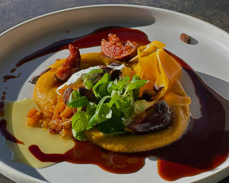 Burrata mit dreierlei Textur vom Kürbis, karamellisierten Feigen und Dattelbalsam