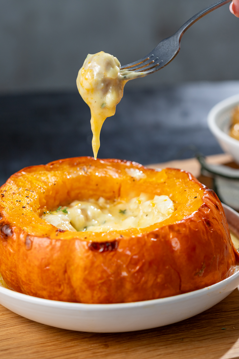 Kürbis mit gebackenem Camembert und Pekannussöl
