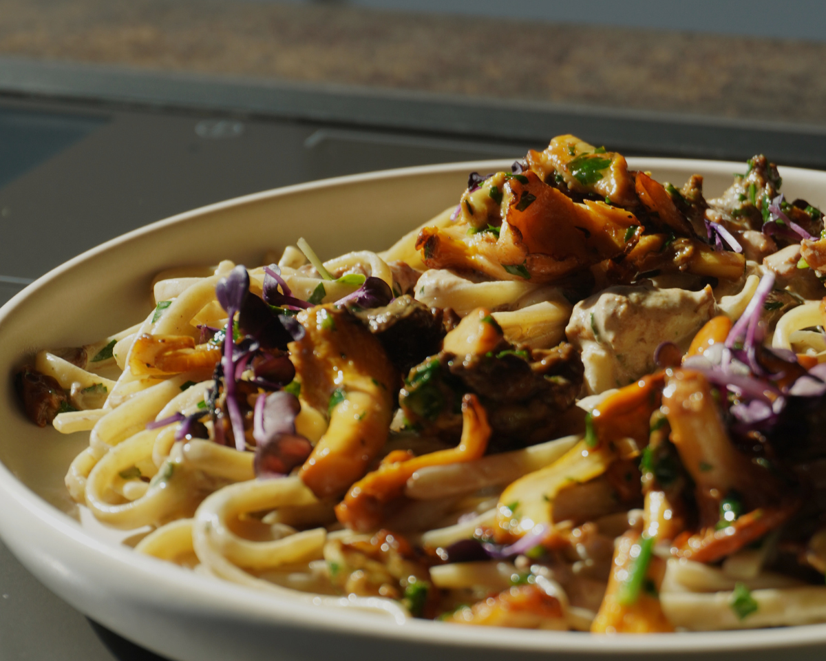 Pasta mit Steinpilzen in cremiger Weißweinsauce