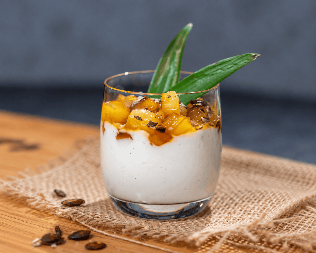 Karamellisierte Ananas mit Joghurt und Chili-Kürbiskernen