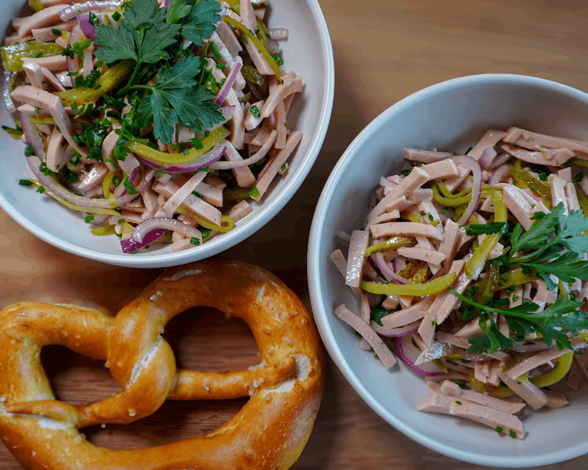 Würziger Wurstsalat mit Gurkenöl