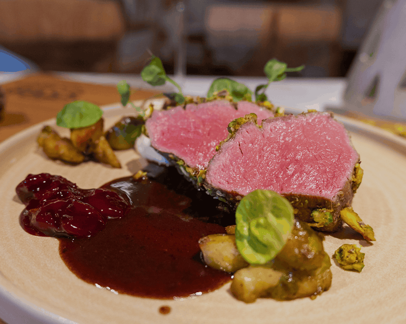 Kalbsfilet im Pistazienmantel mit Sellerie-Haselnuss-Püree  und gebratenem Rosenkohl