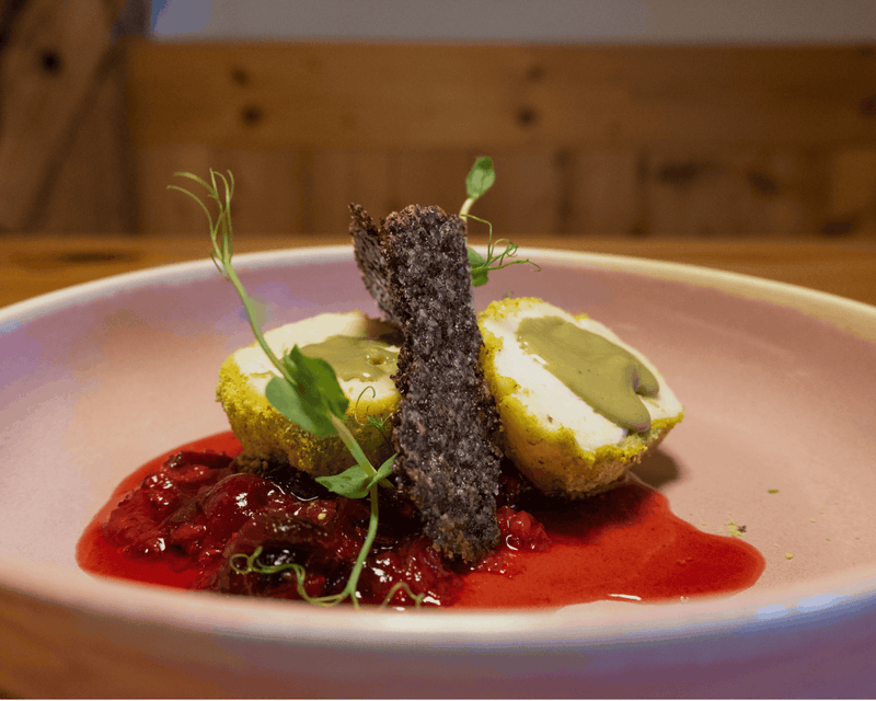 Pistazienknödel mit Mohn-Hippe und Zwetschgen