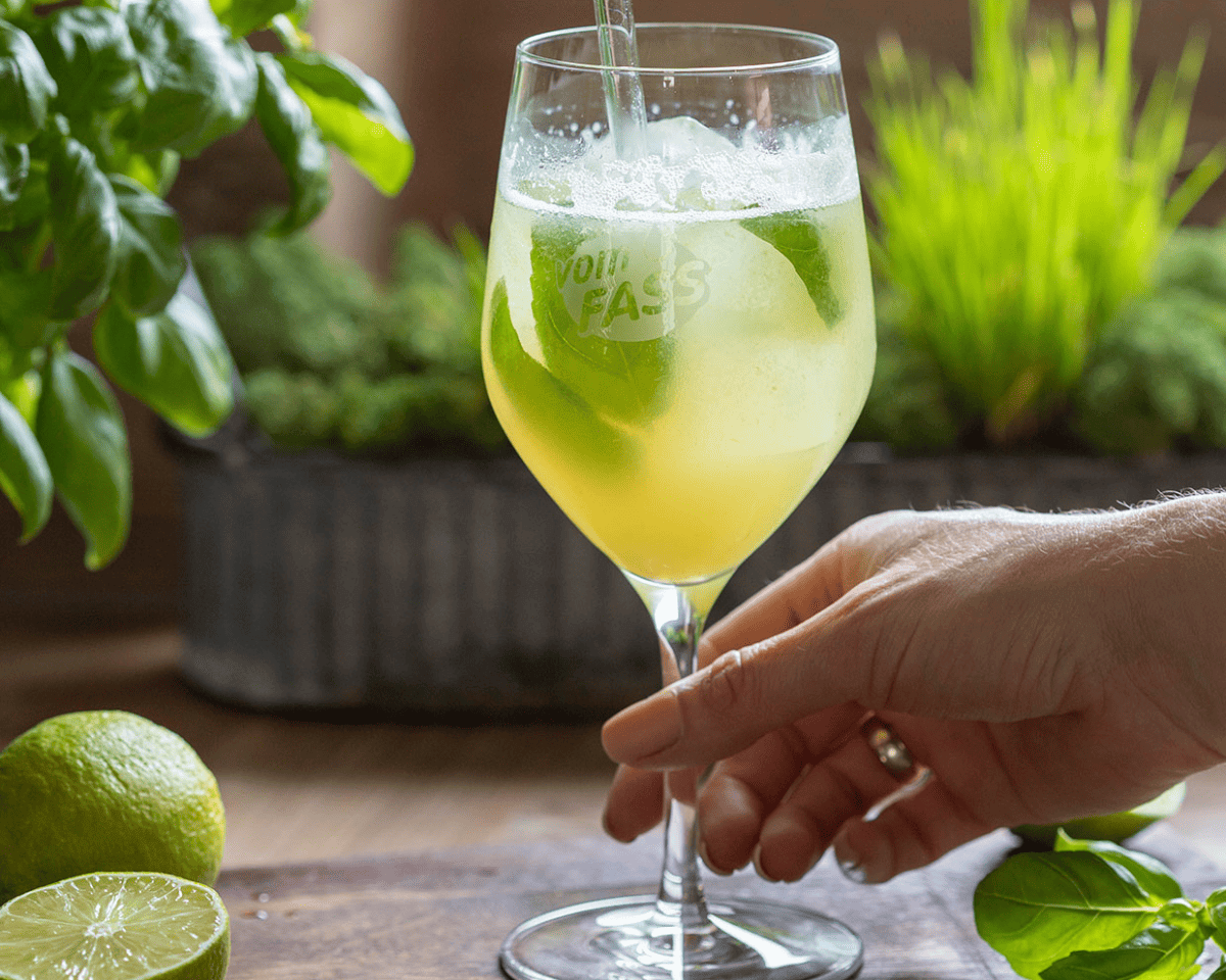 Calamansi-Basilikum Spritz