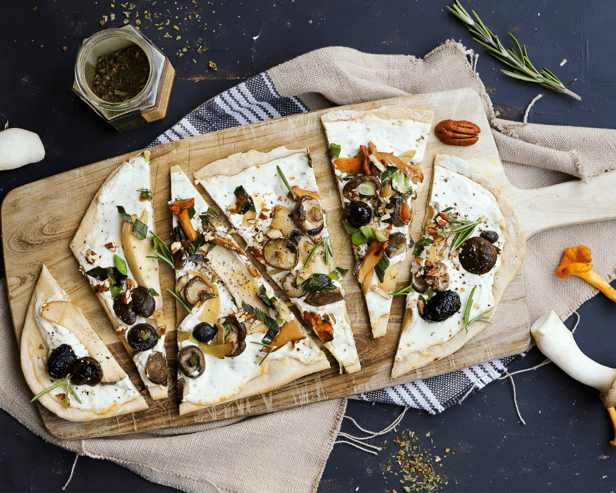 Flammkuchen mit frischen Pilzen