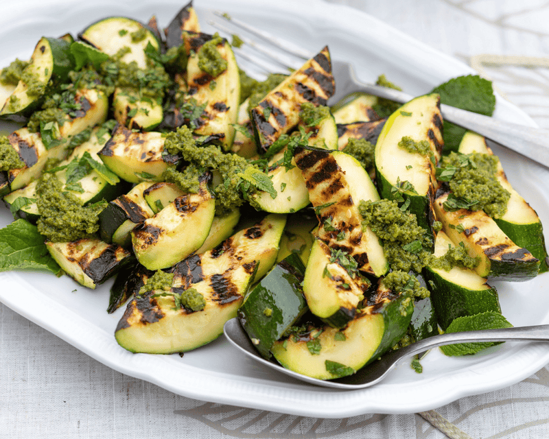 Gegrillte Zucchini mit Pesto Ligure und frischer Minze