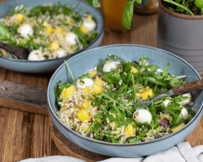 Reissalat mit Mozzarella, Mango und Basilikumöl